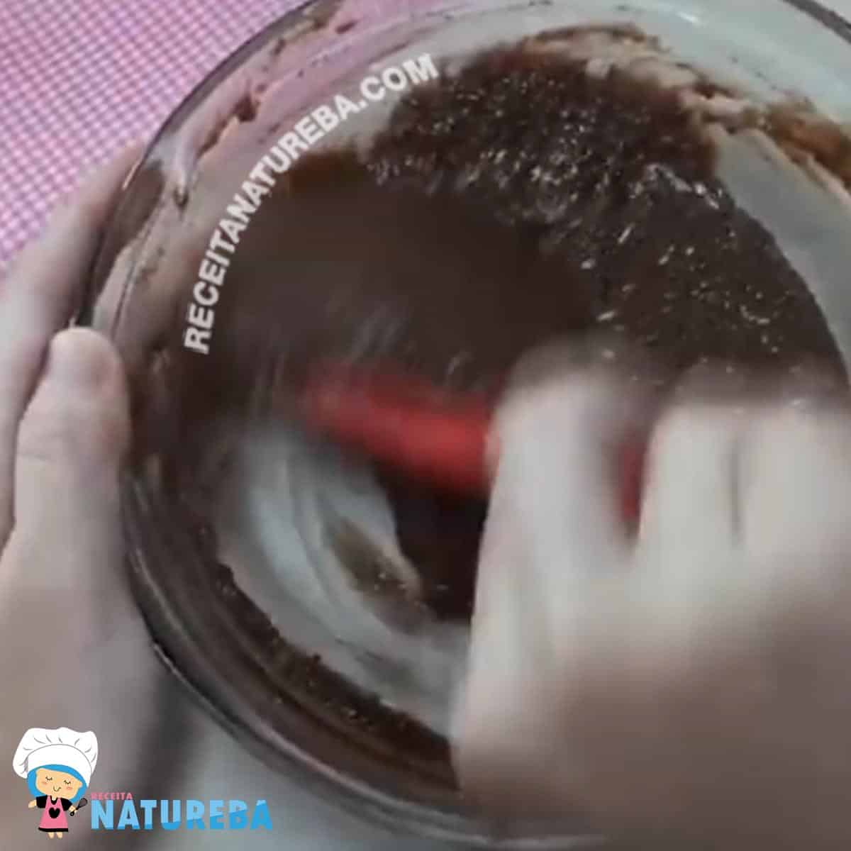 Mexendo a massa do bolo de chocolate low arb