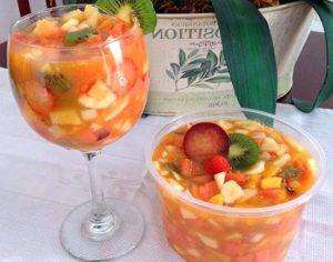 Salada de Frutas com Suco de Laranja