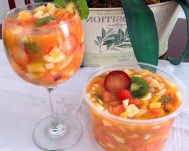 Salada de Frutas com Suco de Laranja