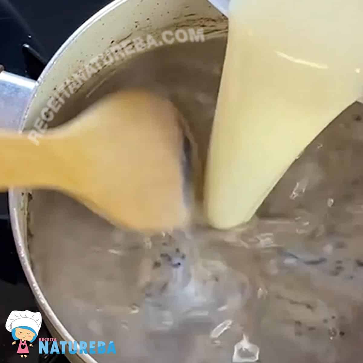 adicionando o leite dentro da panela para preparar a cobertura fit