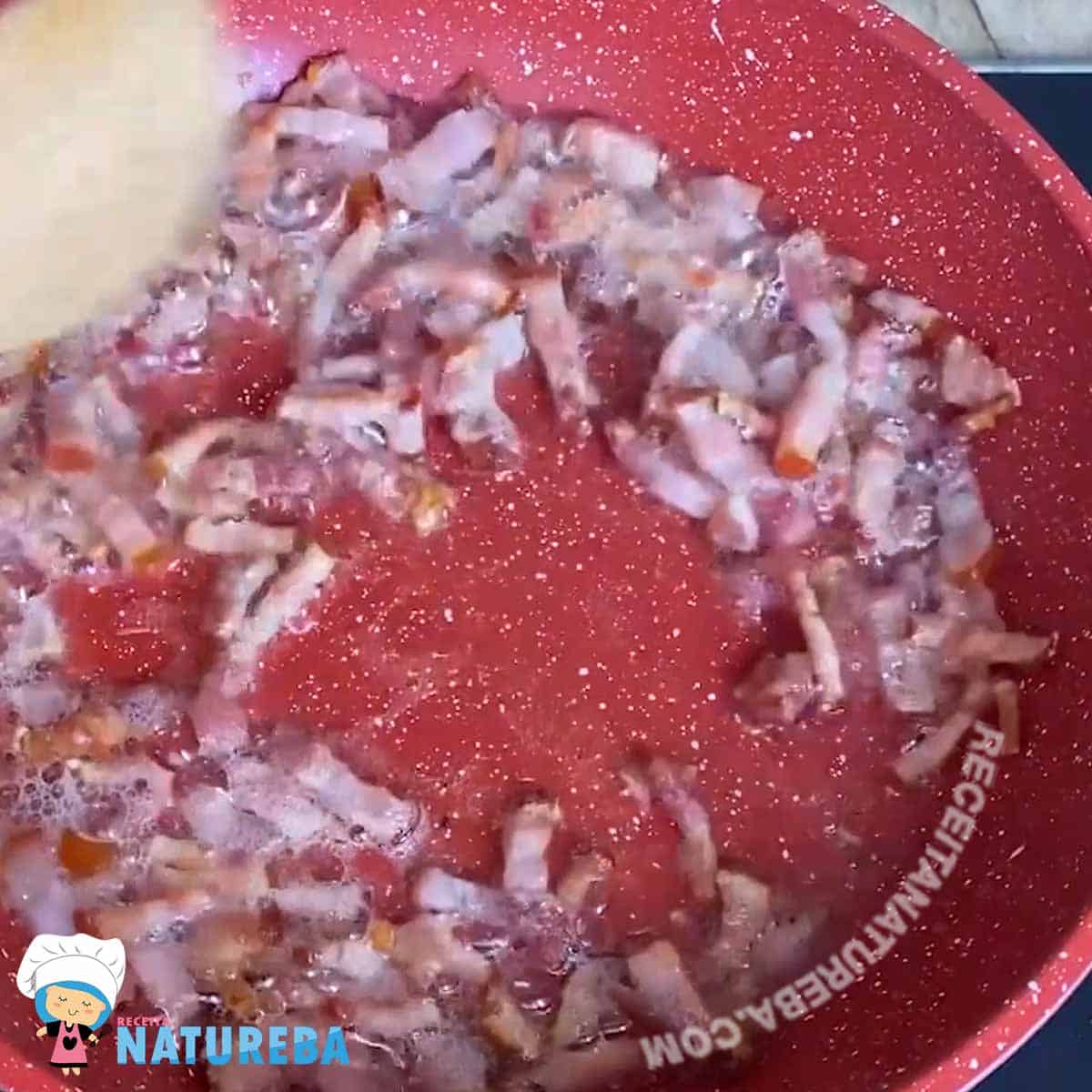 Fritando bacon dentro de uma frigideira vermelha