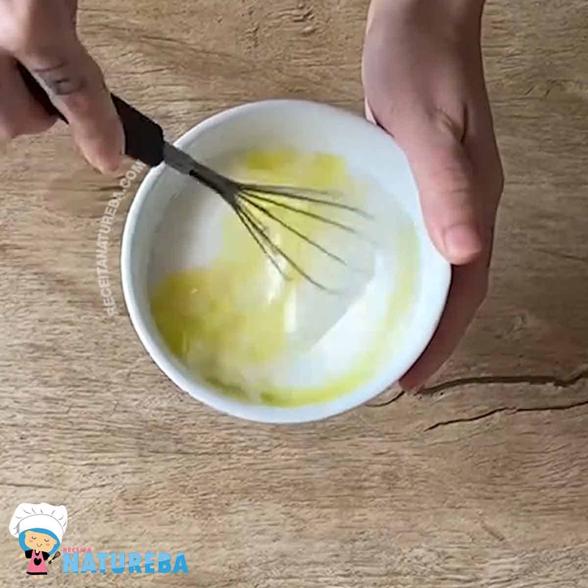 misturando o molho de iogurte