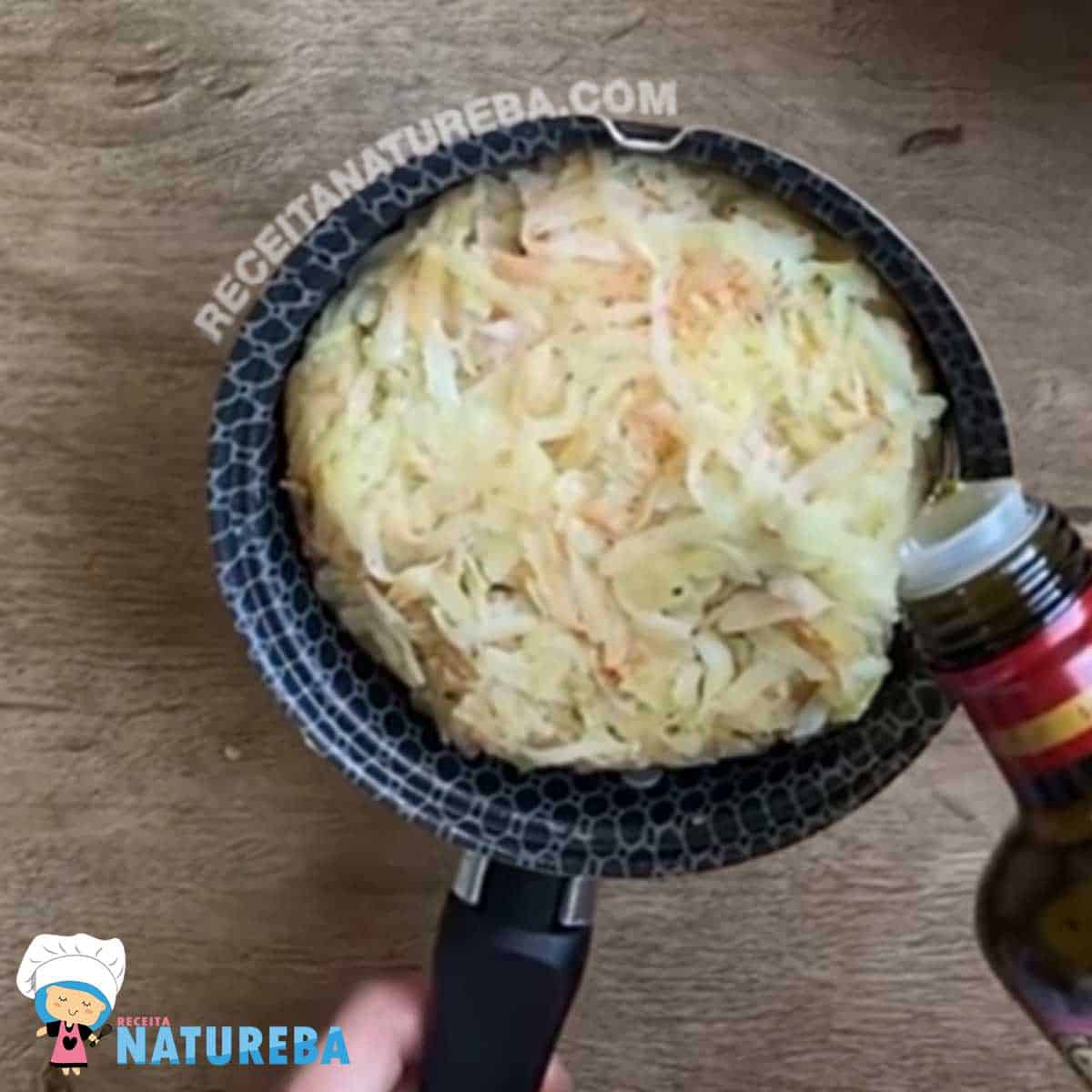 adicionando azeite na batata