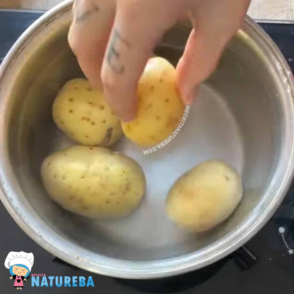 cozinhando a batata para preparar a batata suiça