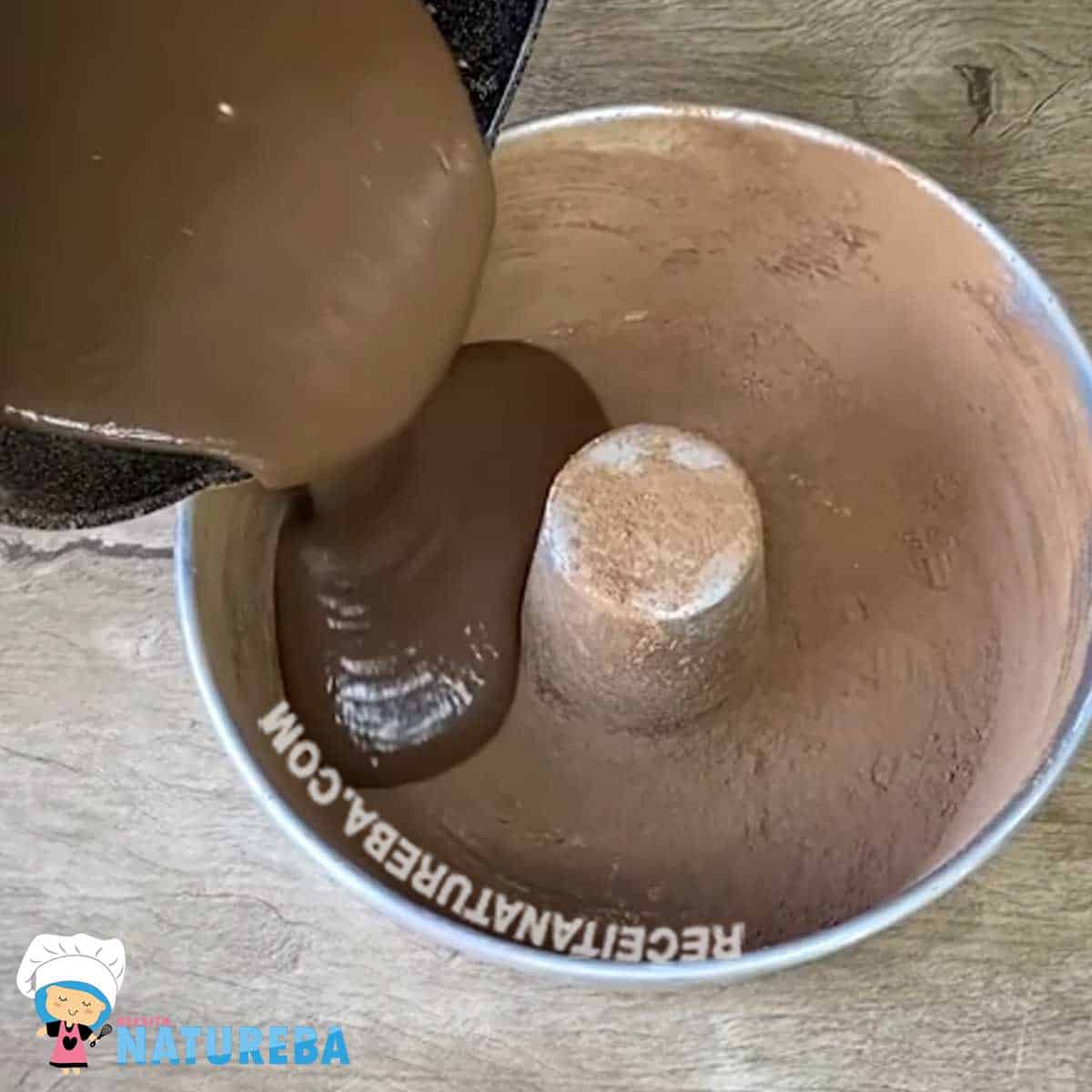 despejando a massa do bolo de cacau na forma