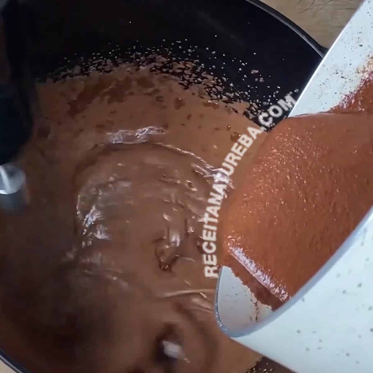 juntando os ingredientes para a mousse de chocolate low carb