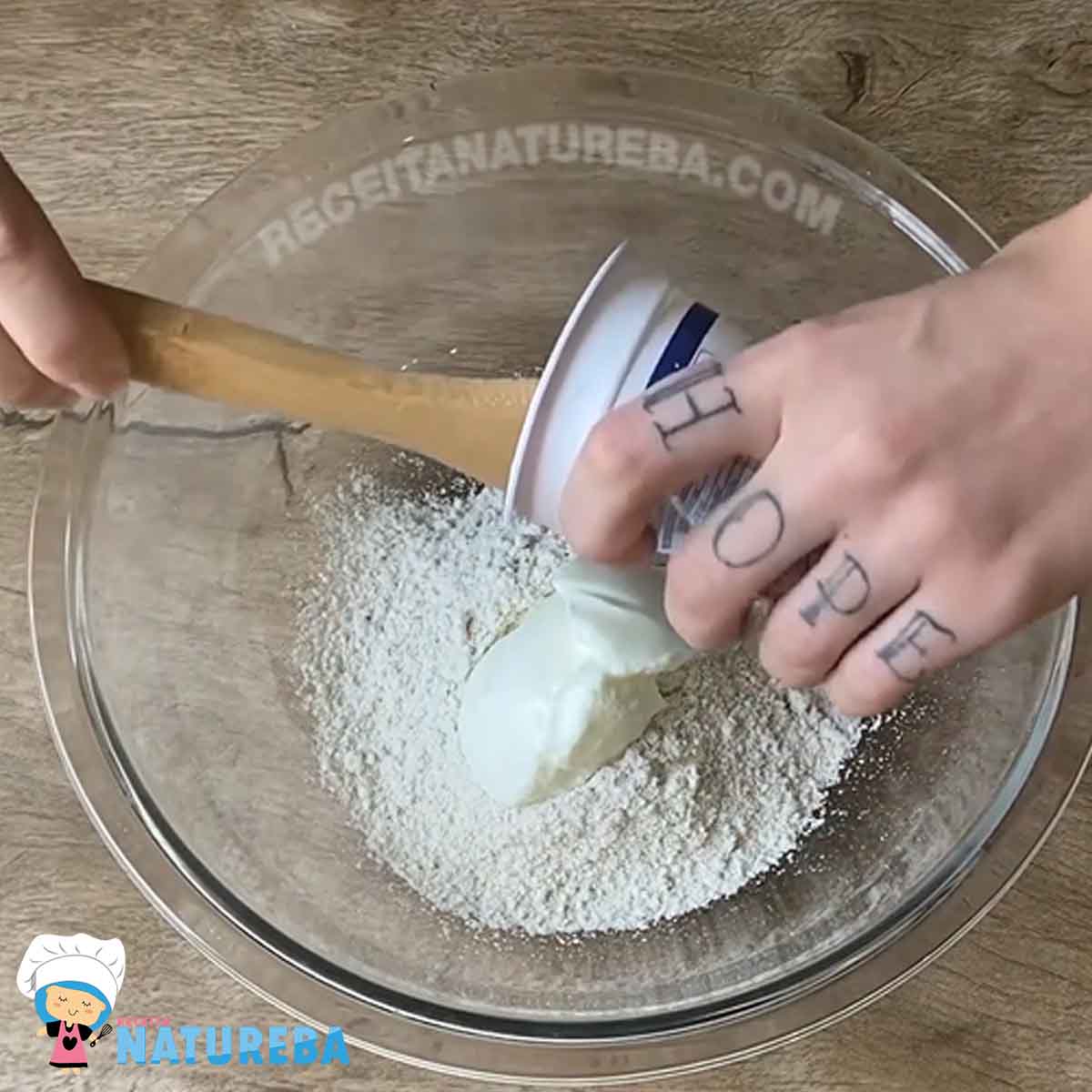 misturando a farinha com o iogurte para pizza de aveia