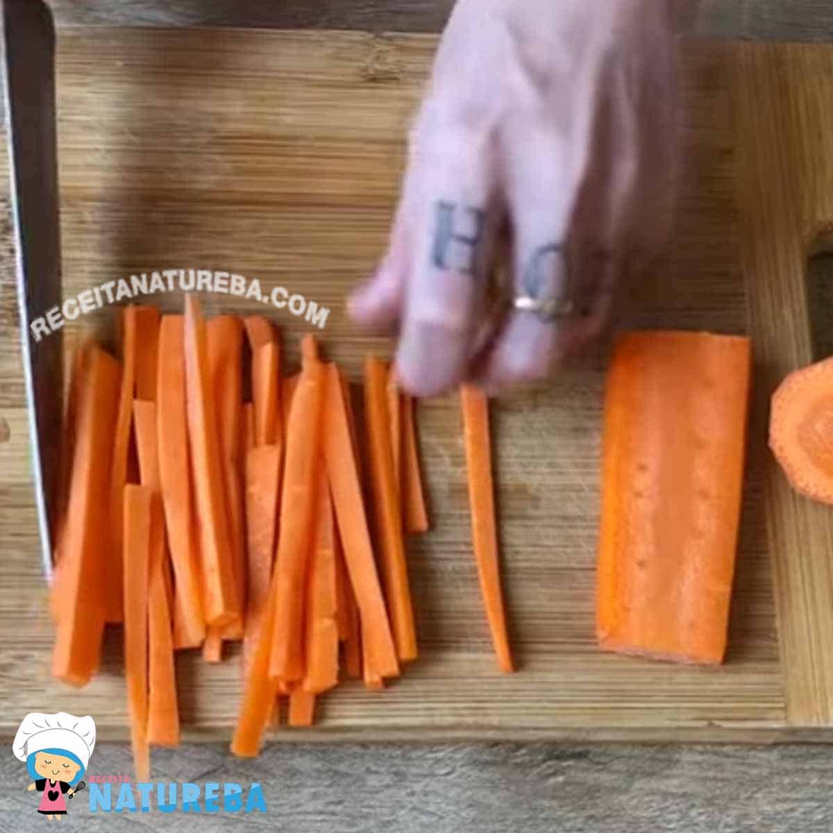 picando cenoura pra fazer legumes refogados