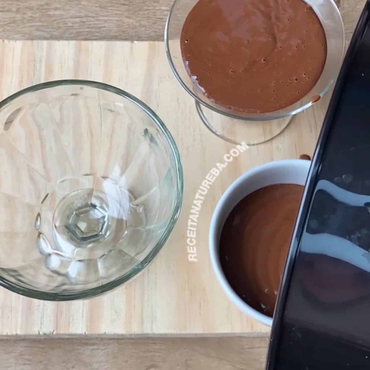 transferindo a mousse de chocolate low carb para duas taças