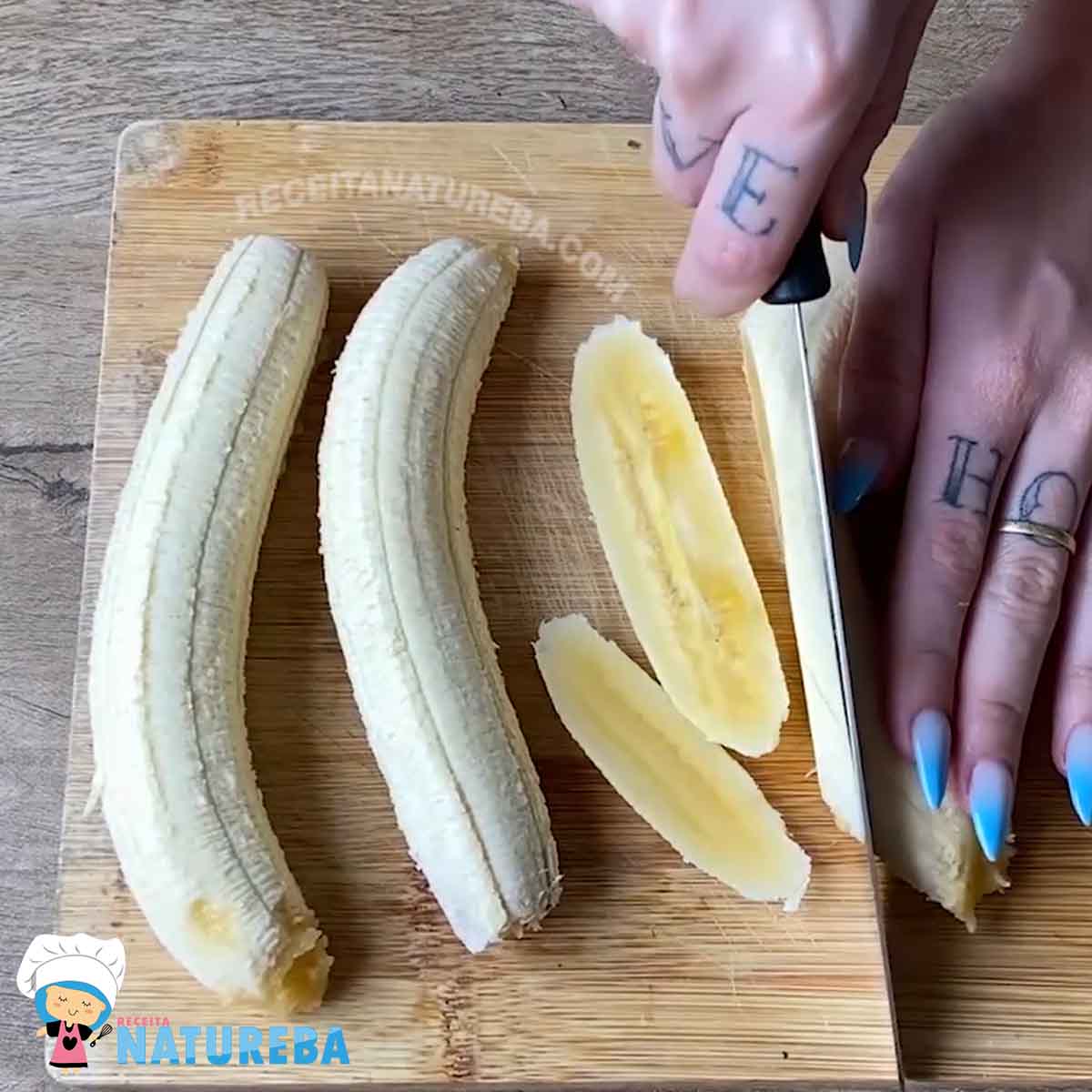 fatiando a banana pra preparar a torta