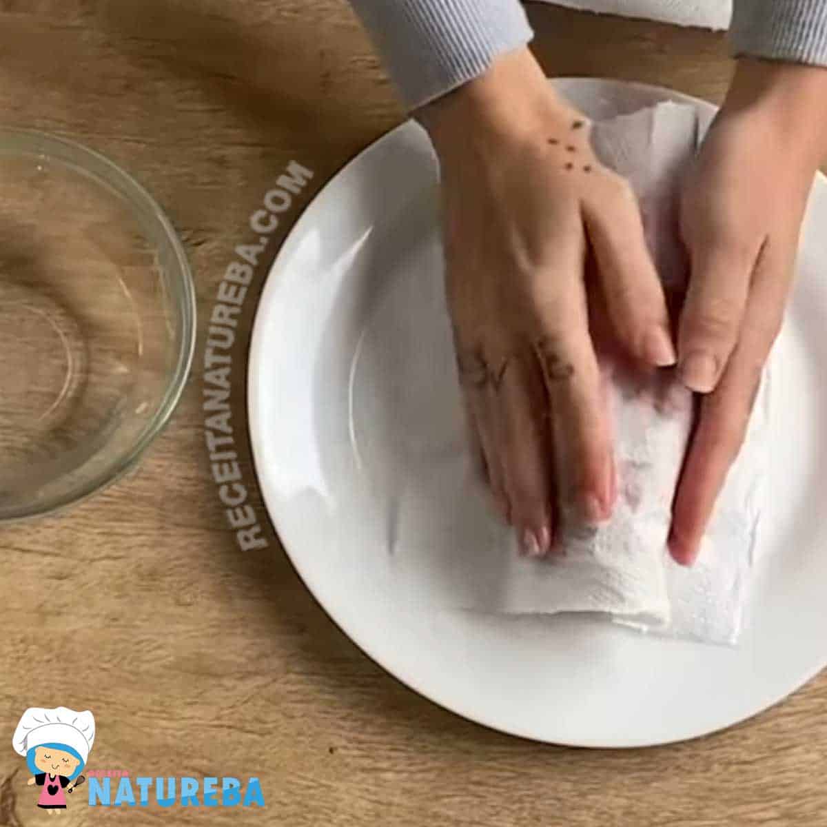 embrulhando a batata doce no papel toalha