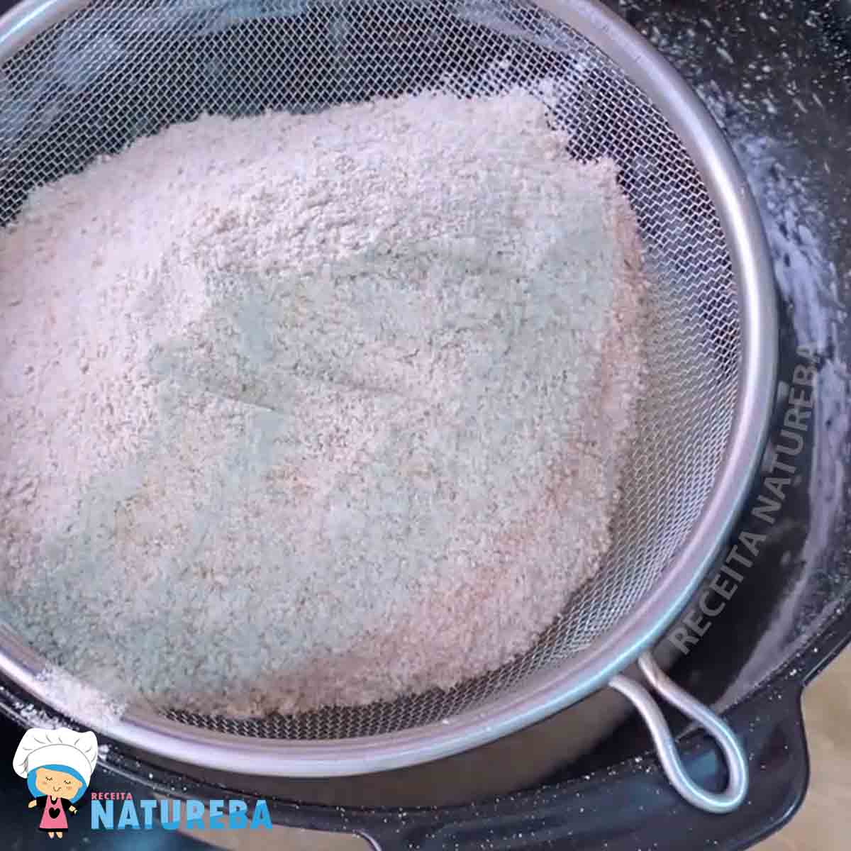 adicionando a farinha integral na massa do bolo