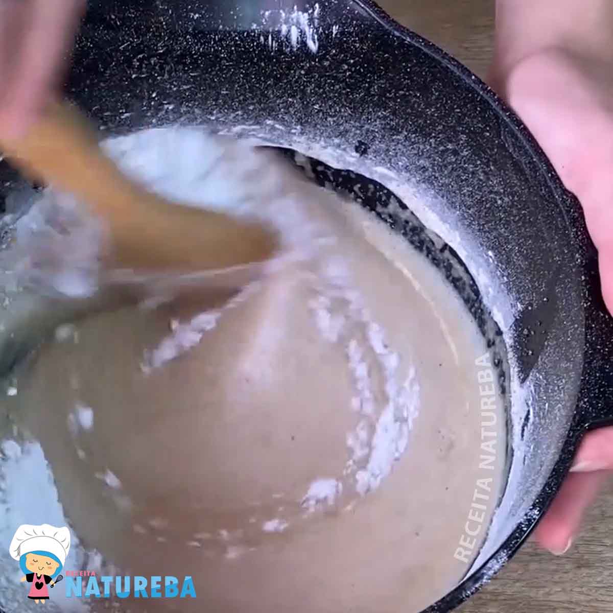 adicionando o fermento na massa do bolo