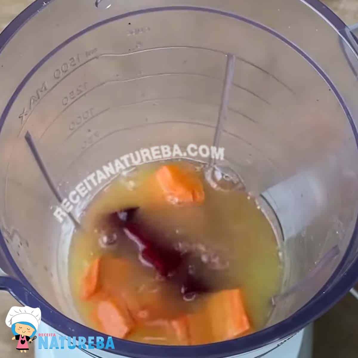 colocando o suco de laranja, a cenoura e a beterraba dentro de um liquidificador