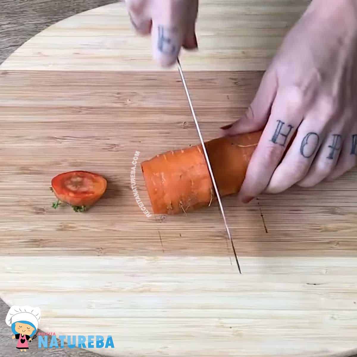 cortando a cenoura para o suco de beterraba