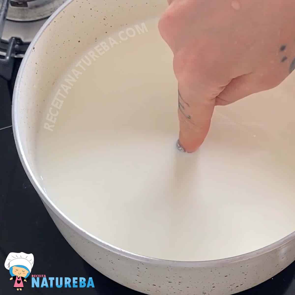 testando o ponto do leite para preparar o iogurte