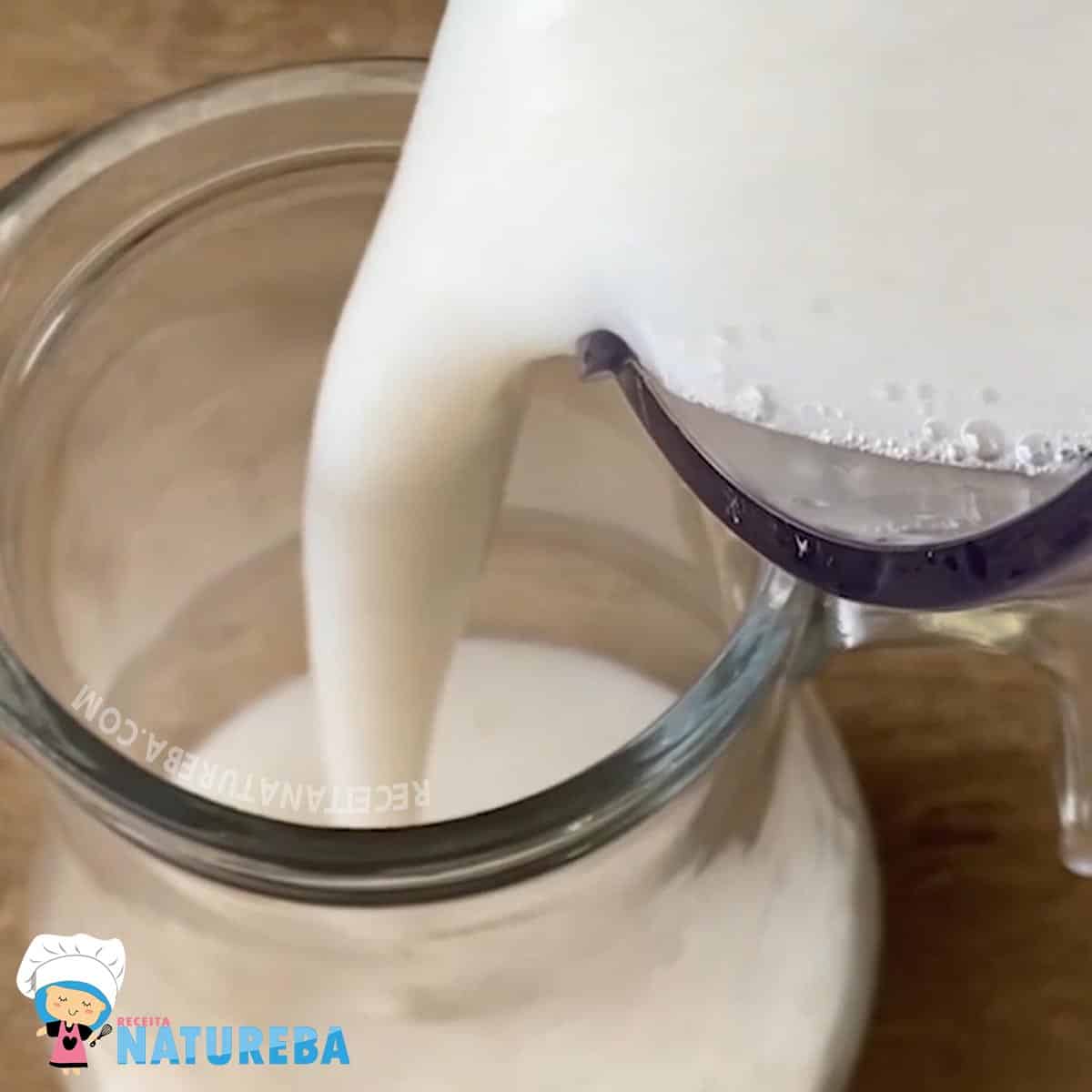 transferindo o leite de inhame batido para uma jarra