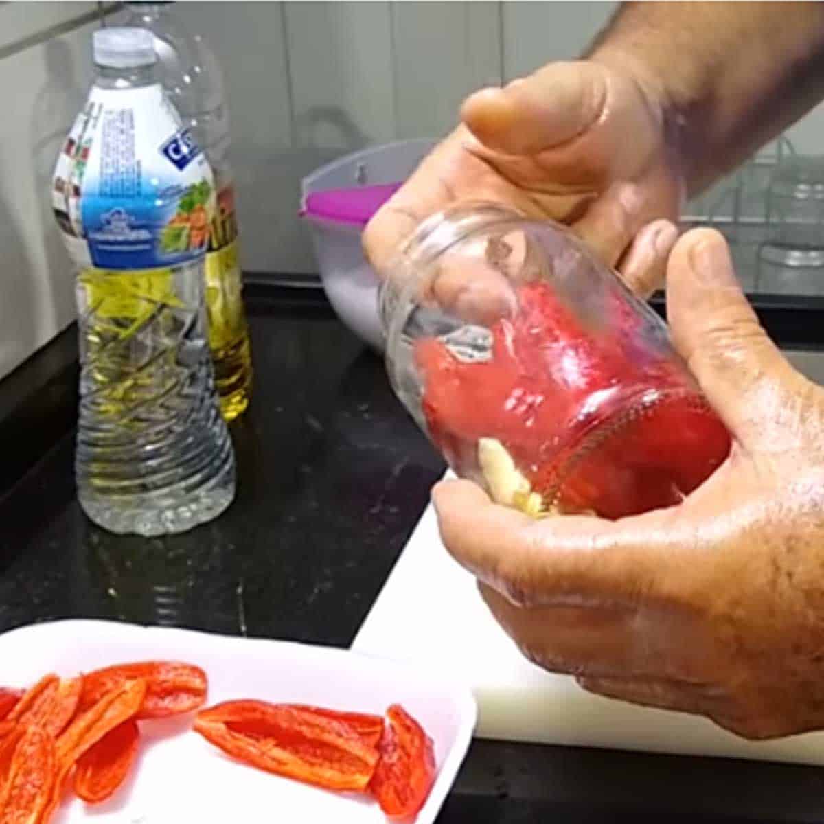 acomodando as pimentas no pote de vidro