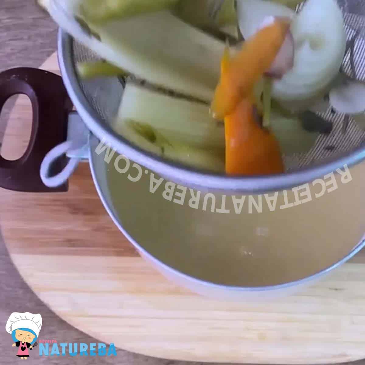 coando o caldo de legumes