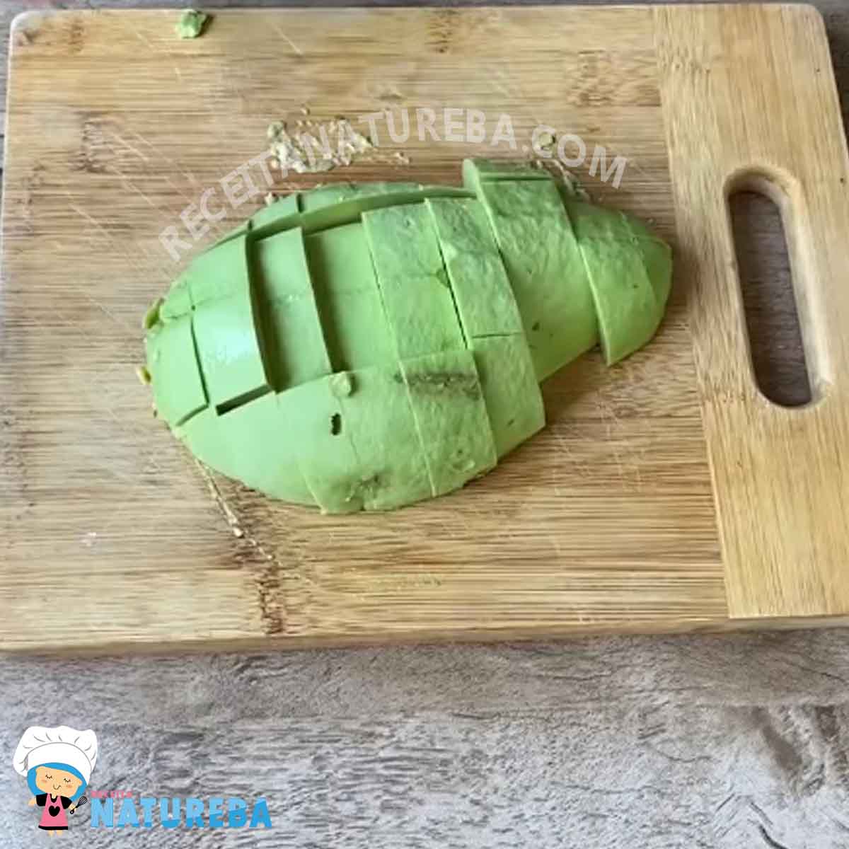 cortando o abacate para preparar a vitamina