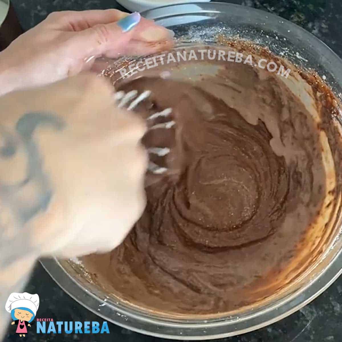 juntando a farinha e os liquidos para fazer o bolo de chocolate fit