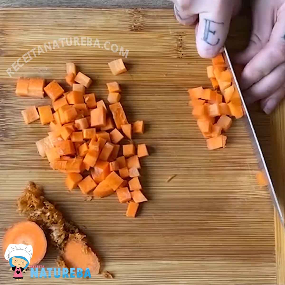 picando a cenoura em cubos para sopa de inhame