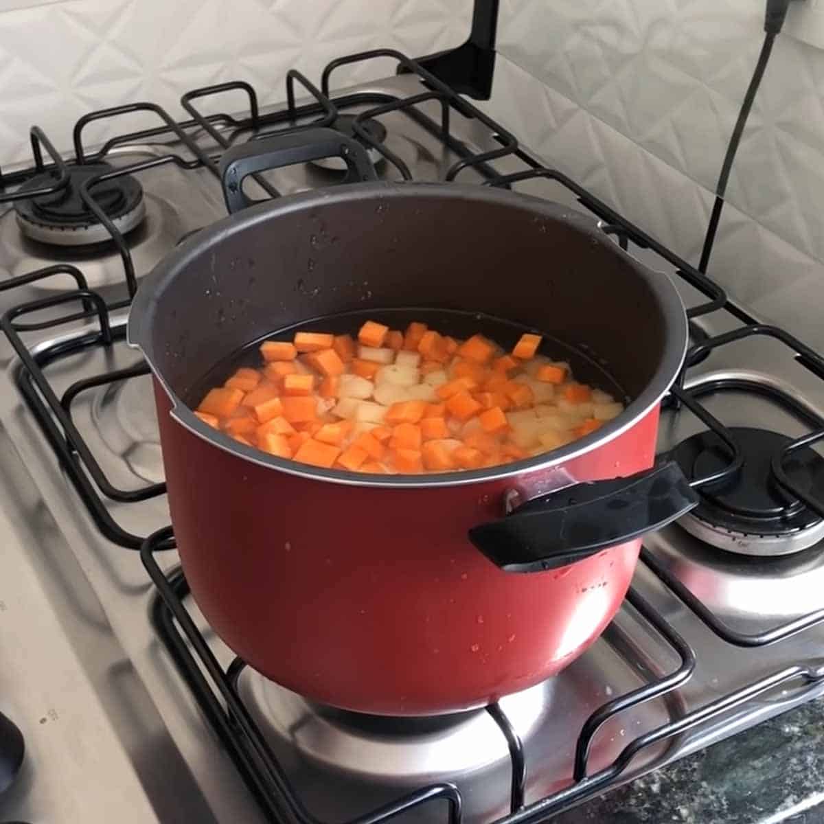 batata e cenoura cozinhando