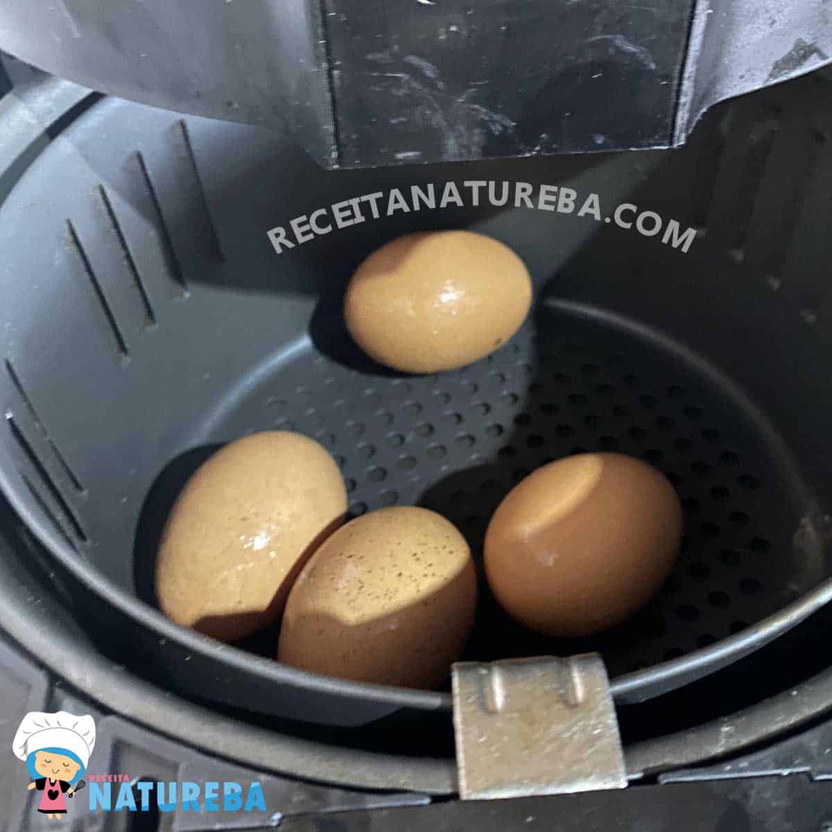 colocando os ovos na cesta da airfryer