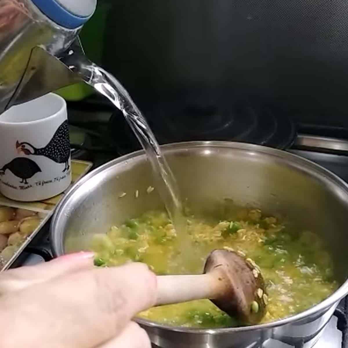 cozinhando o arroz e a ervilha