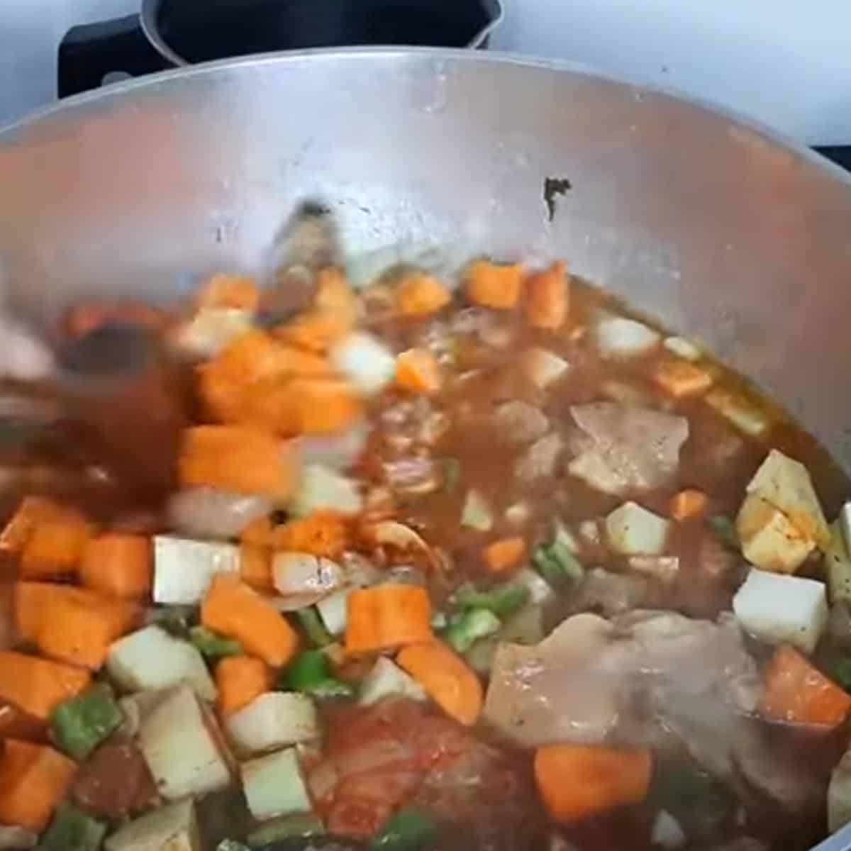 cozinhando o mocoto com legumes