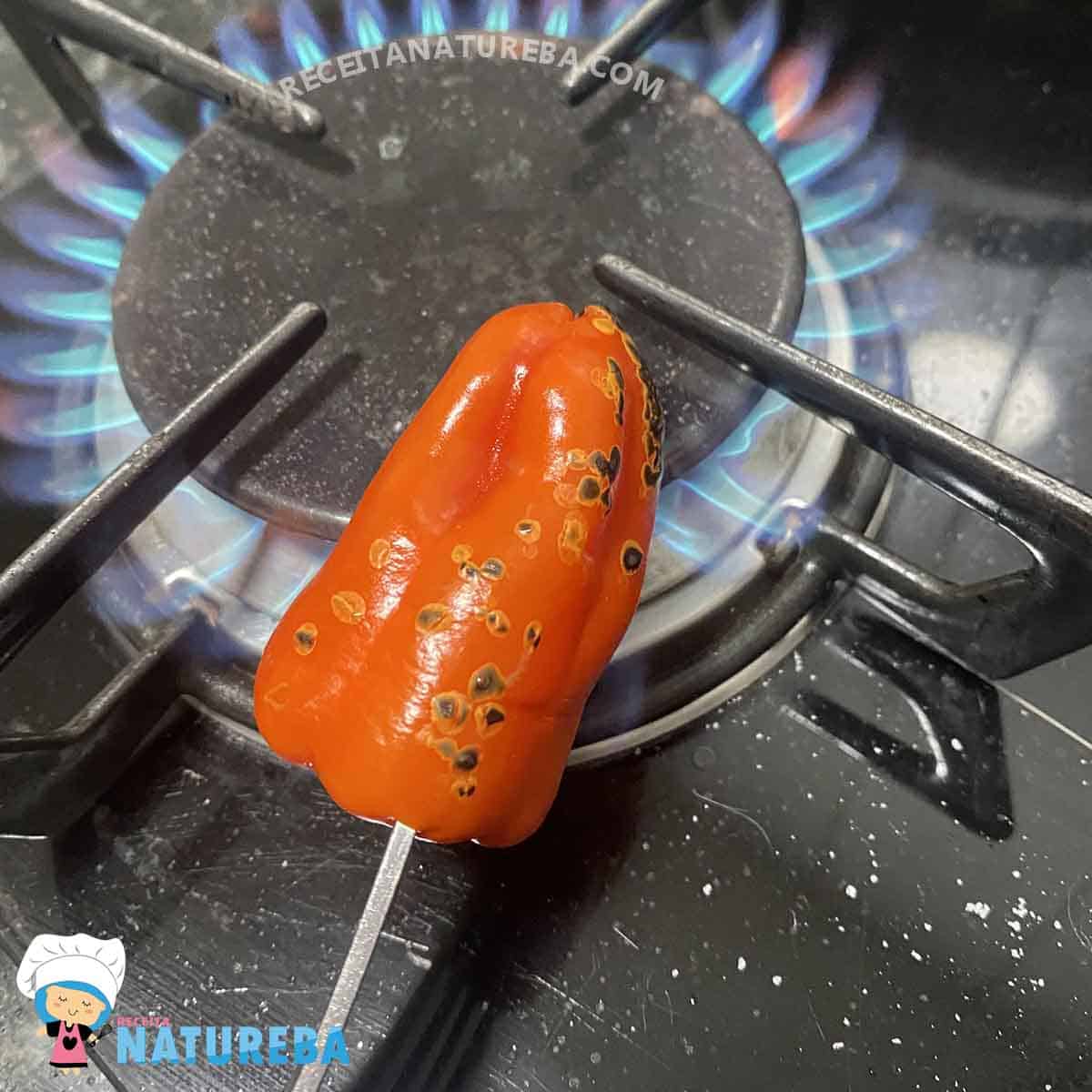 tostando o pimentao na chama do fogao