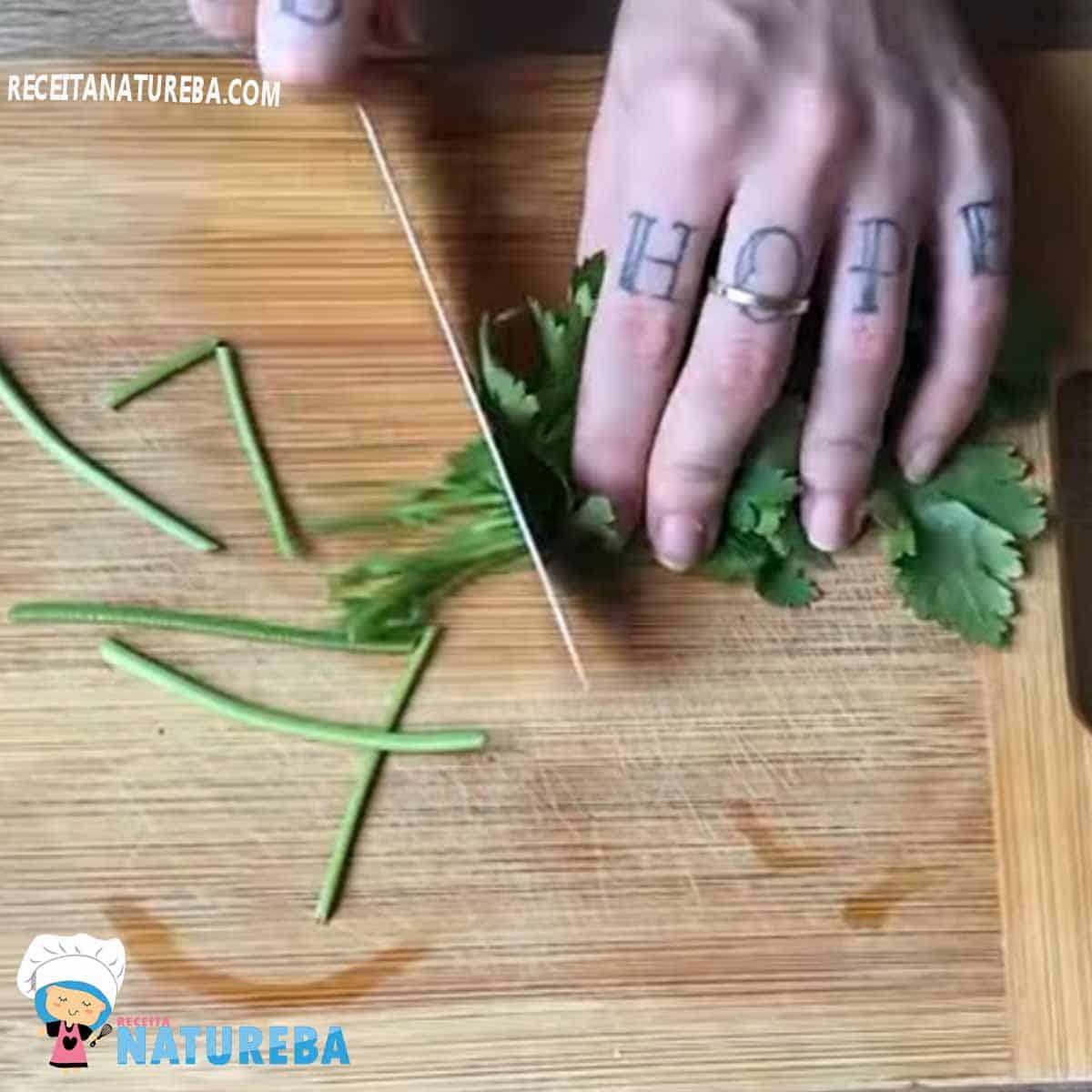 cortando a salsinha