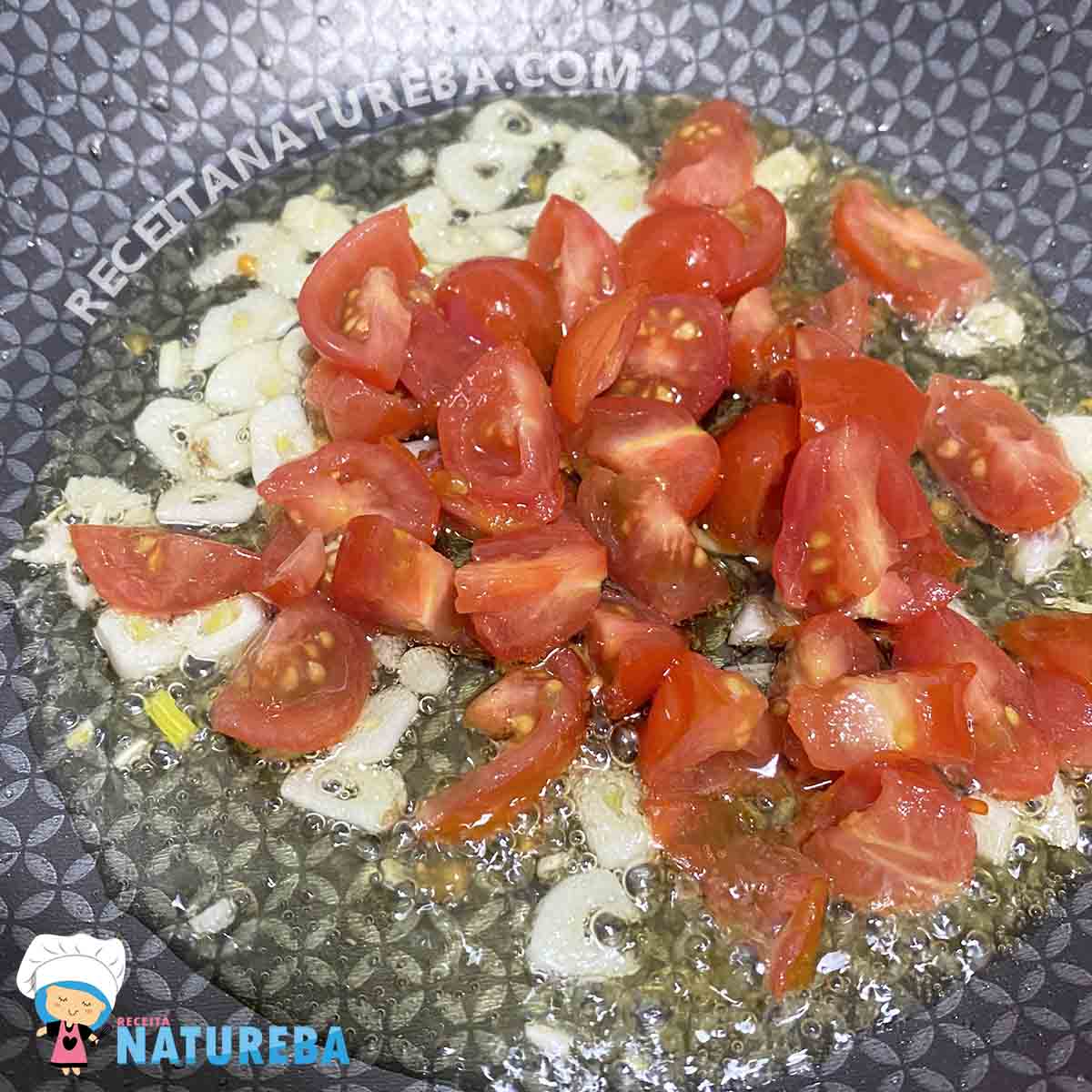 fritando o tomata para o macarrao com tomate cereja