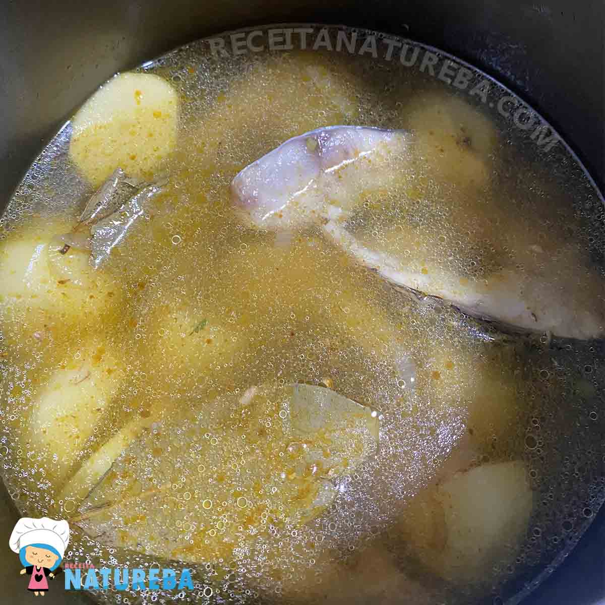 juntando o caldo com o peixe e as batatas