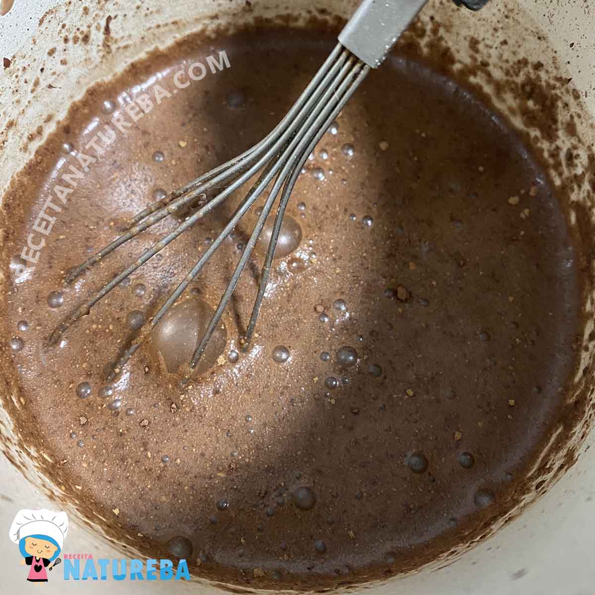 misturando os ingredientes do chocolate quente fit