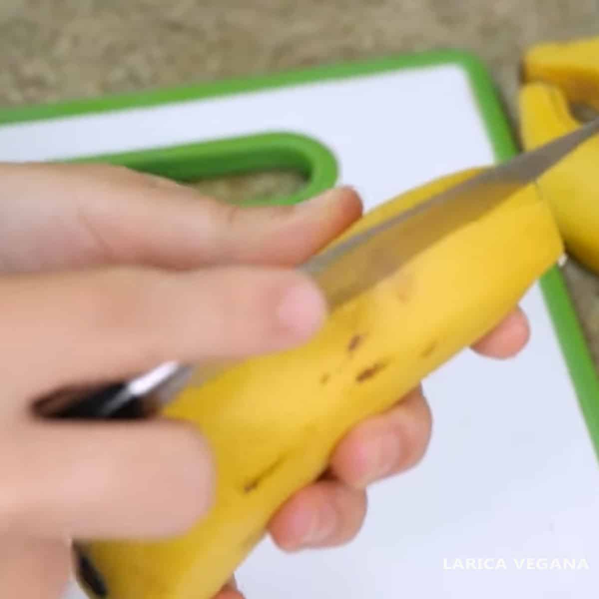 tirando a casca da banana