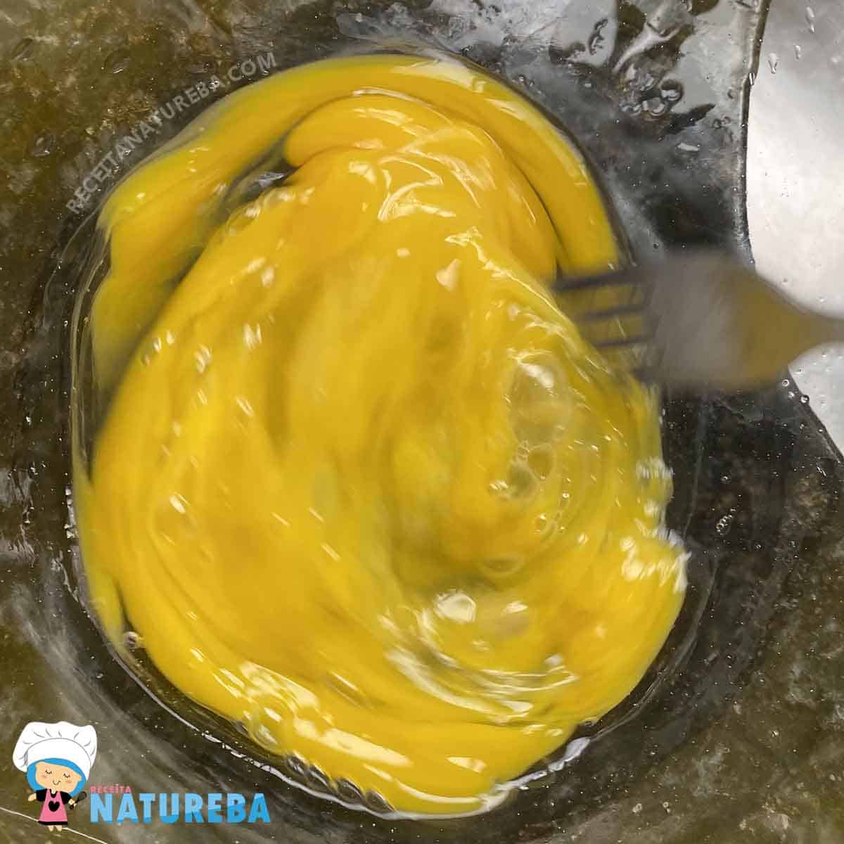 batendo os ovos para o omelete