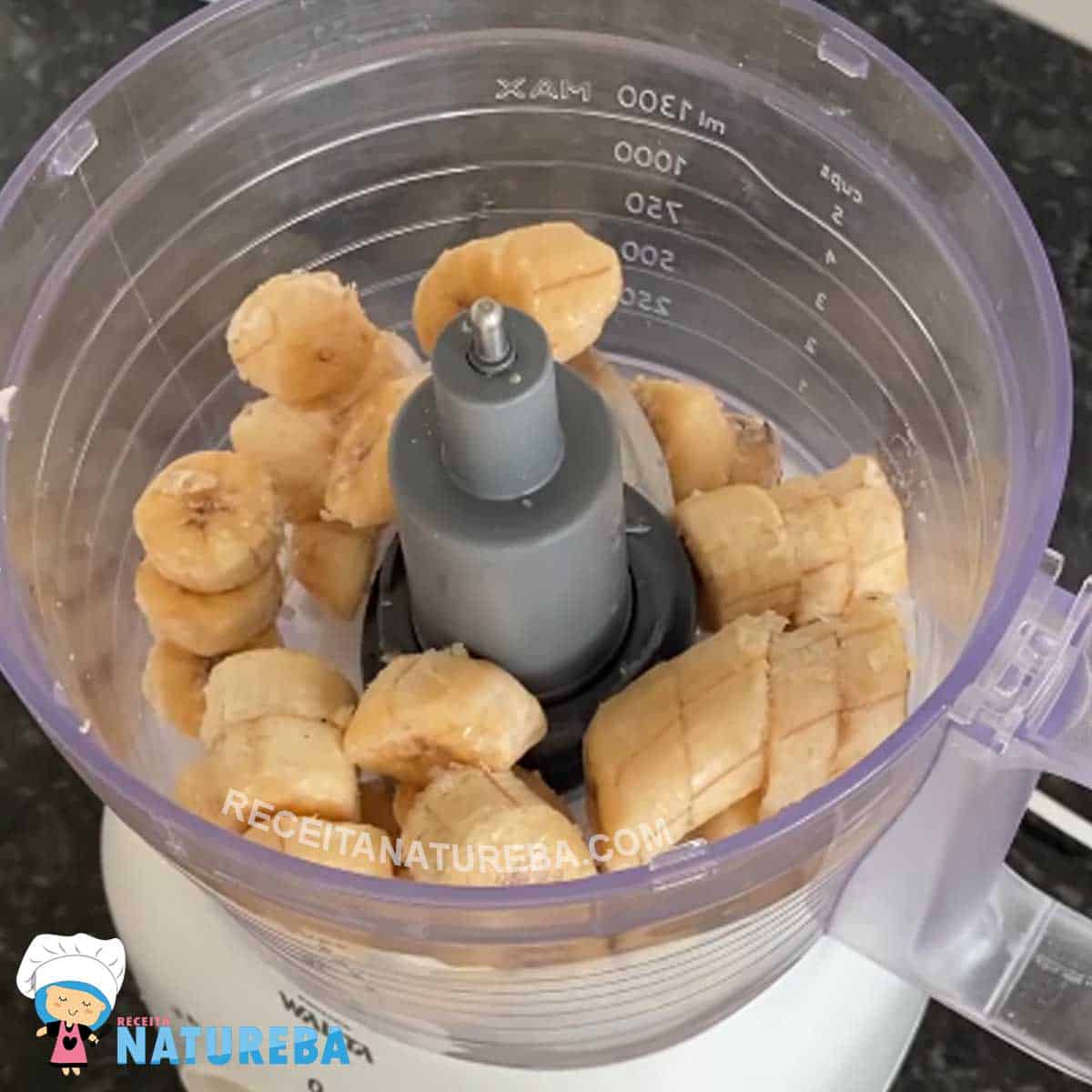 colocando as bananas congeladas no processador de alimentos