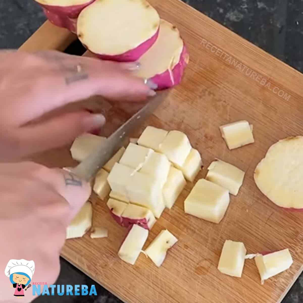 cortando a batata doce