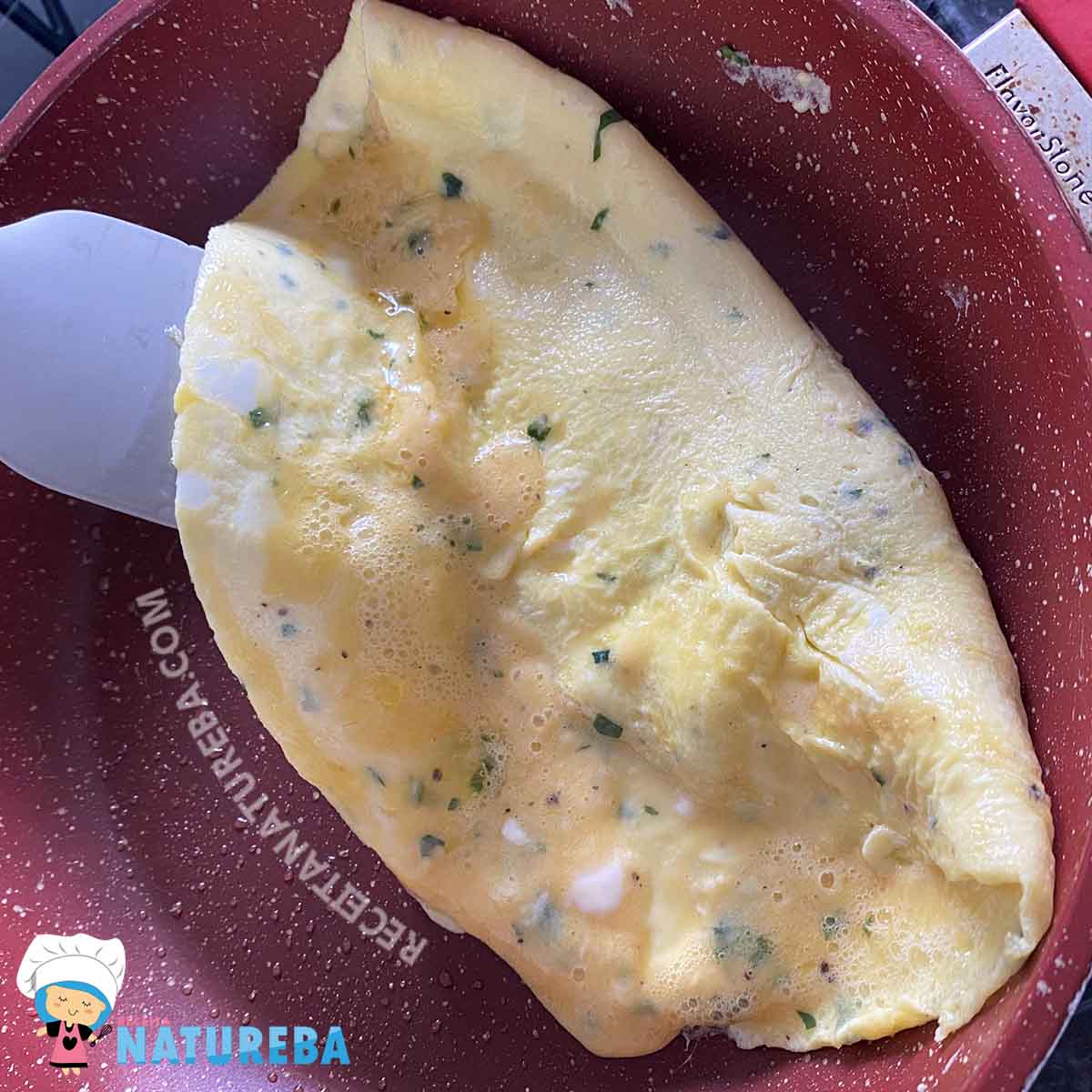 virando omelete simples dentro da frigideira