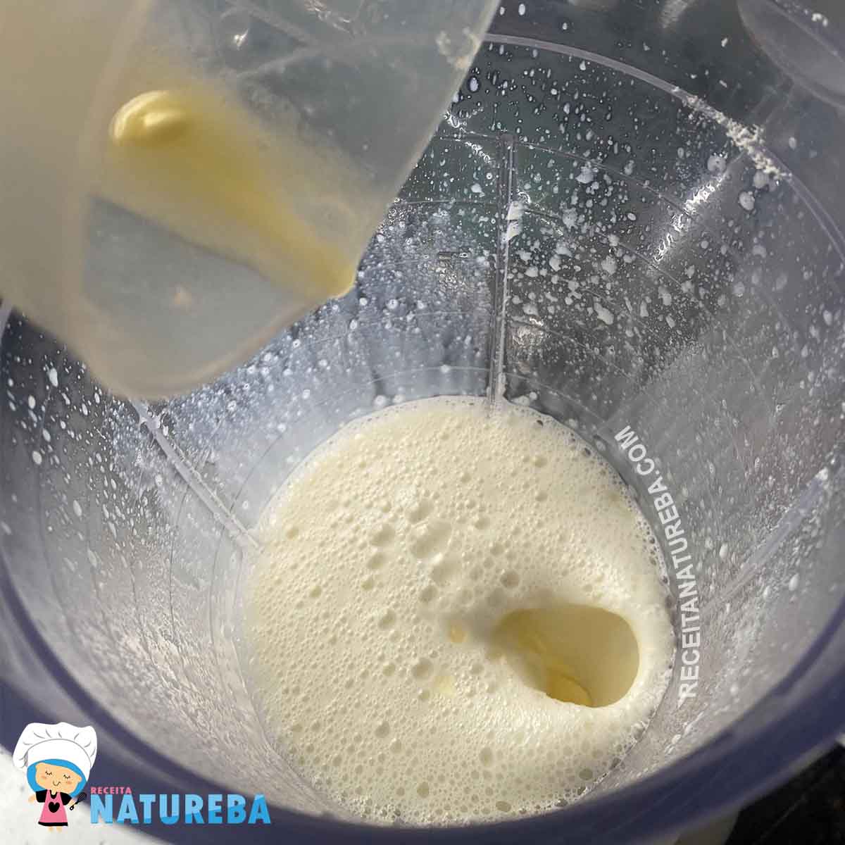 juntando a manteiga derretida no liquidificador com o leite condensado diet