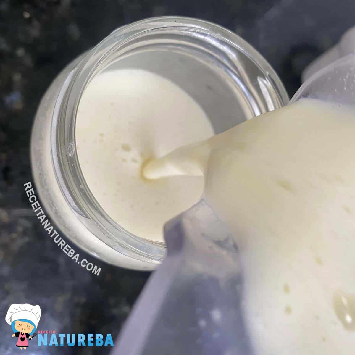 transferindo o leite condensado para um pote de vidro
