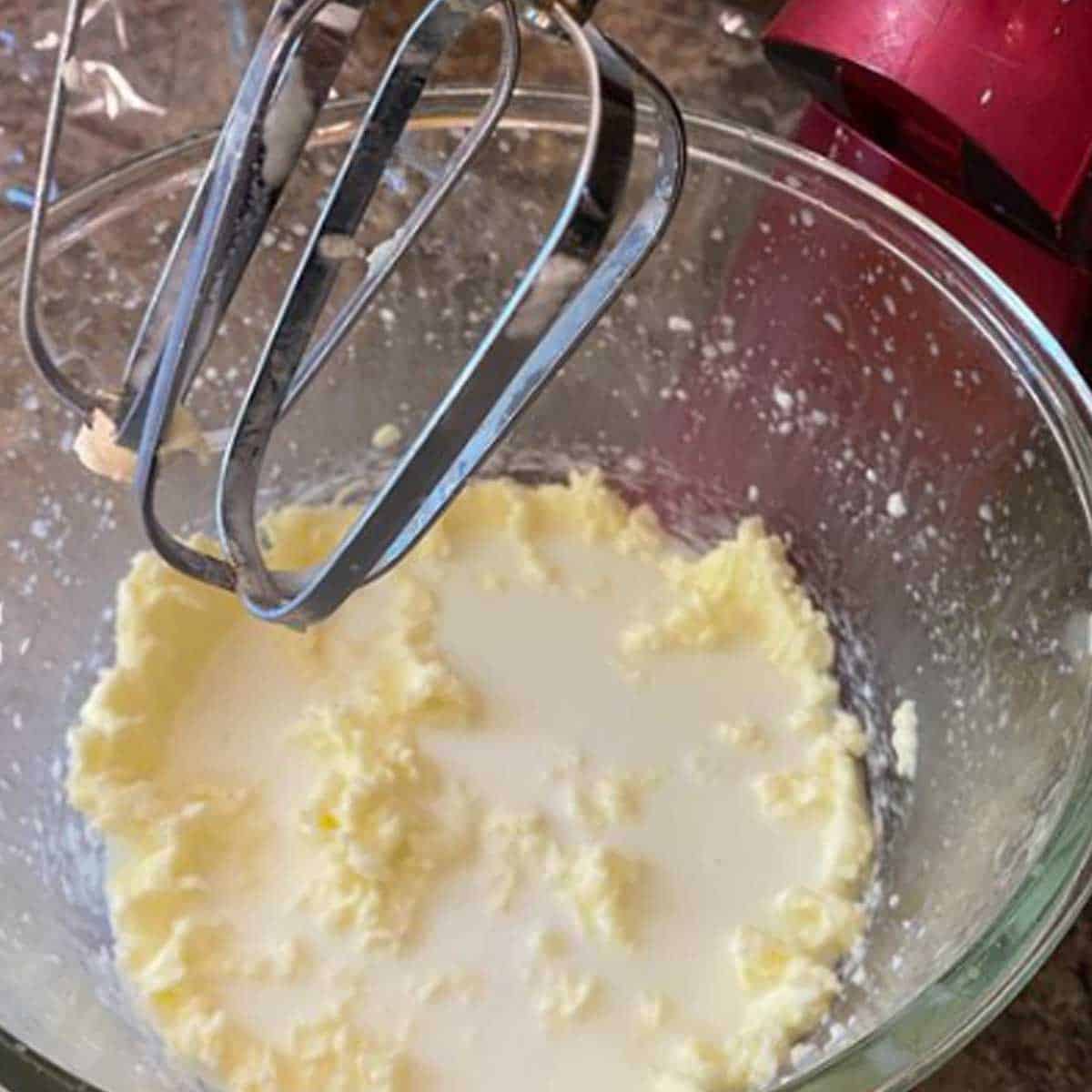 batendo o creme de leite para fazer manteiga caseira