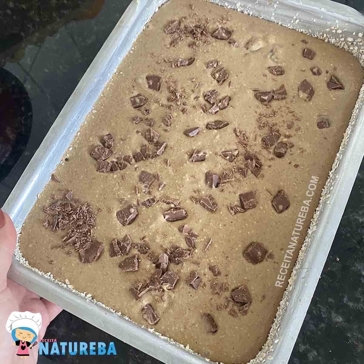 colocando pedaços de chocolate na massa do bolo