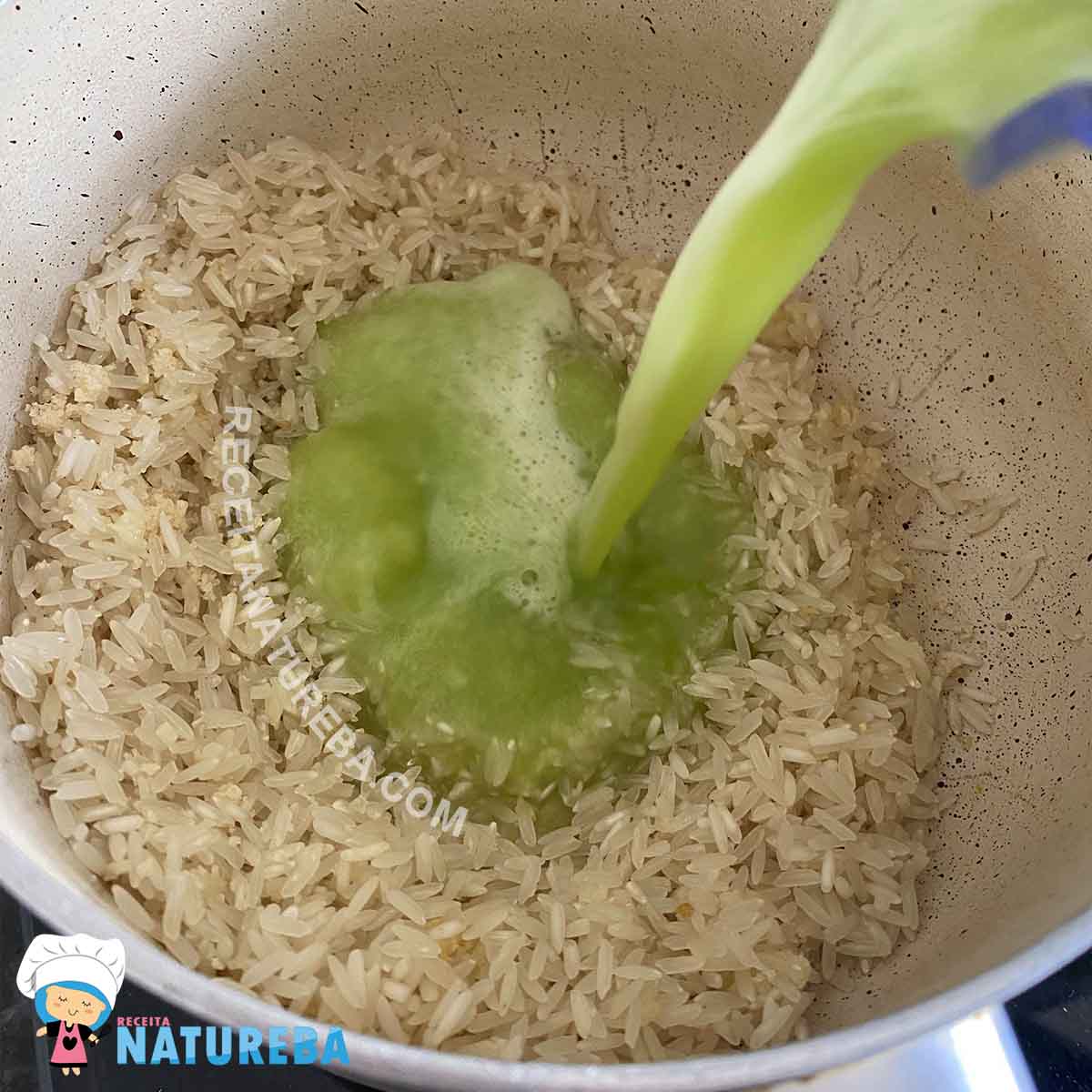juntando a agua do liquidificador com o arroz