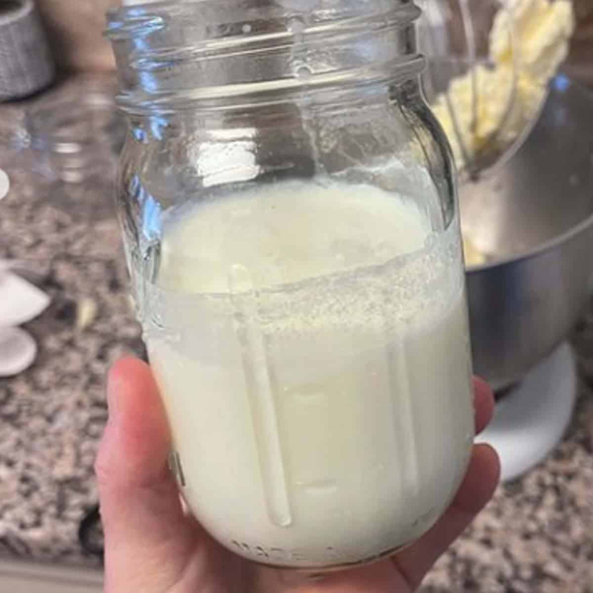 separando o liquido da manteiga caseira