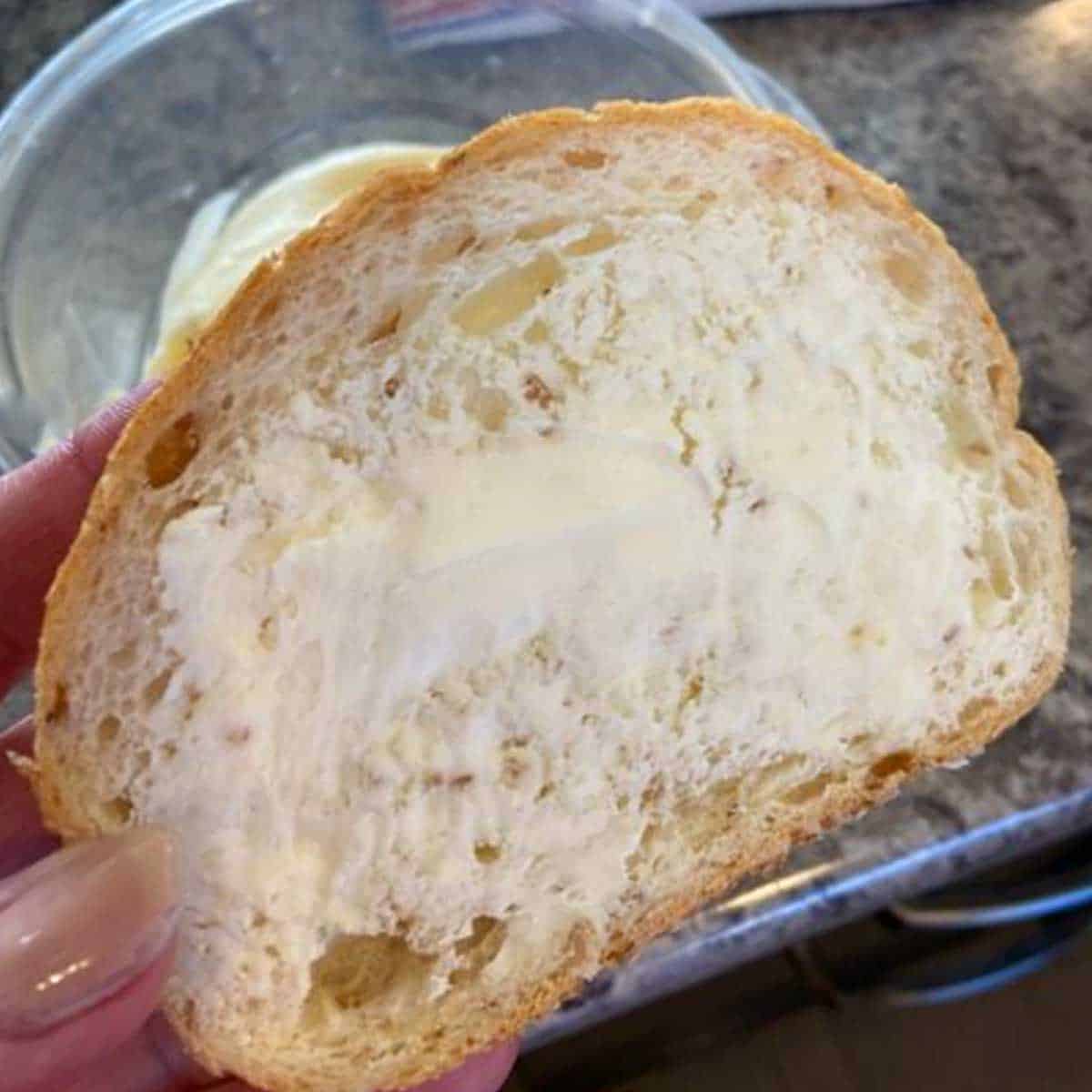 uma fatia de pao com manteiga