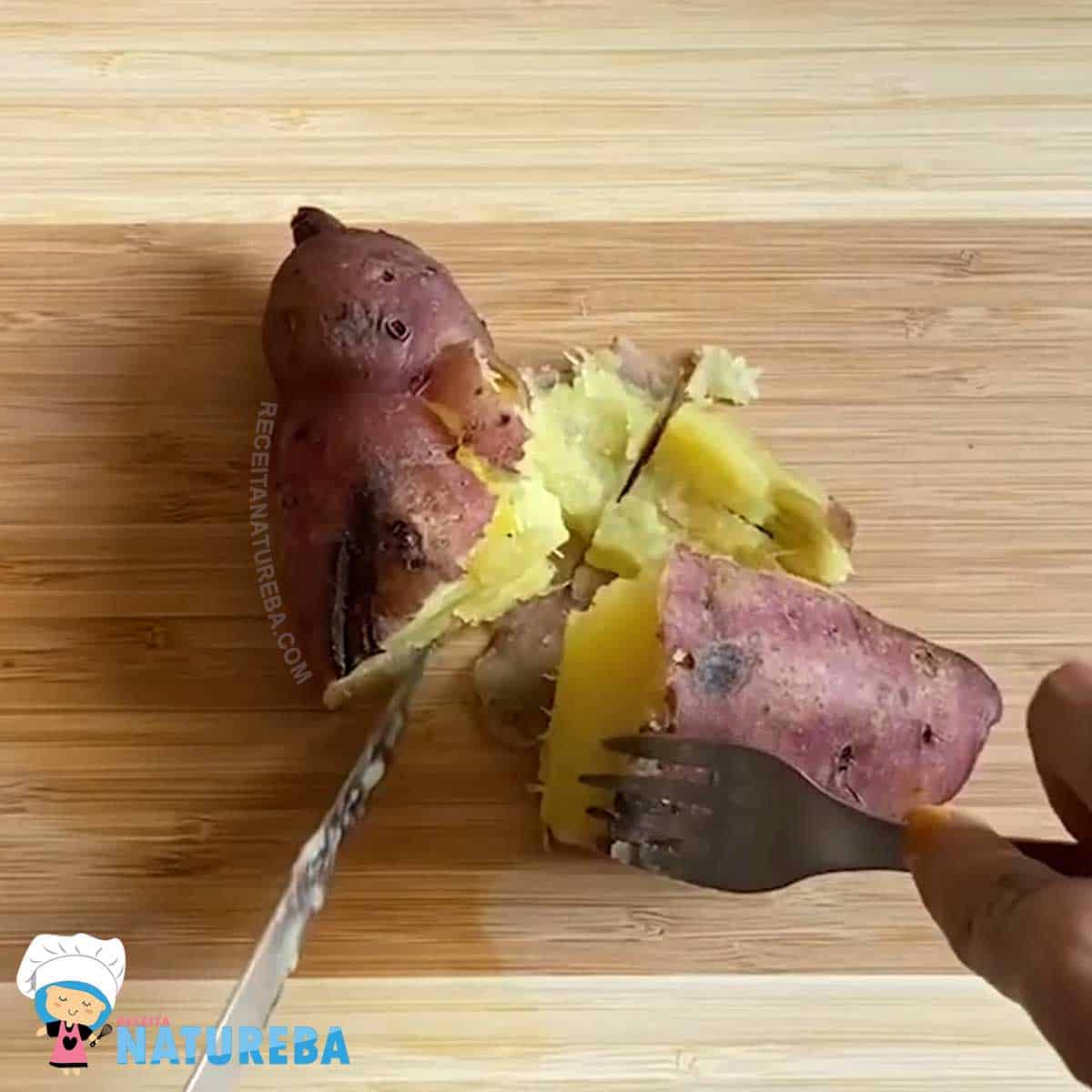 cortando a batata doce cozida