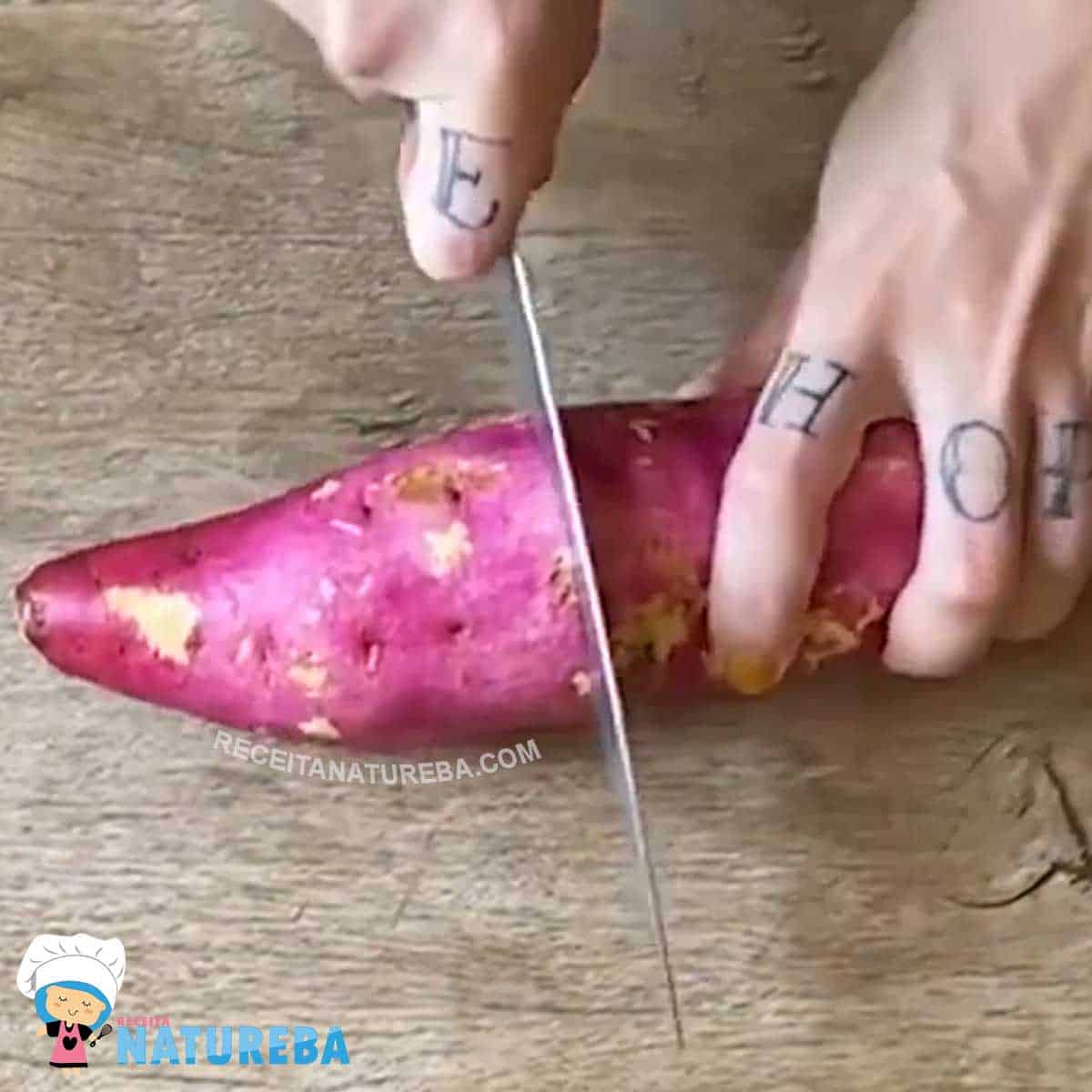 cortando a batata doce