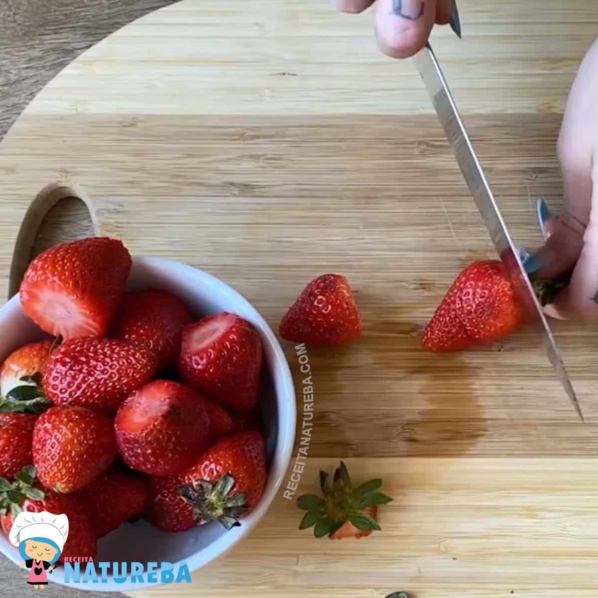 cortando os morangos